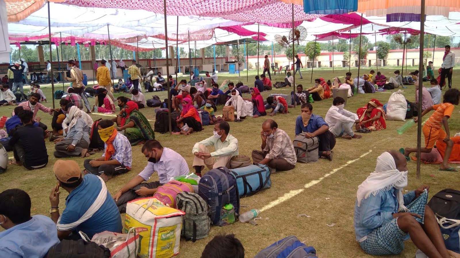 शामली में झिंझाना के अहमदगढ़ गुरुद्वारा शेल्टर हाउस में बैठे प्रवासी श्रमिक। शामली में झिंझाना के अहमदगढ़ गुरुद्वारा शेल्टर हाउस में बैठे प्रवासी श्रमिक।