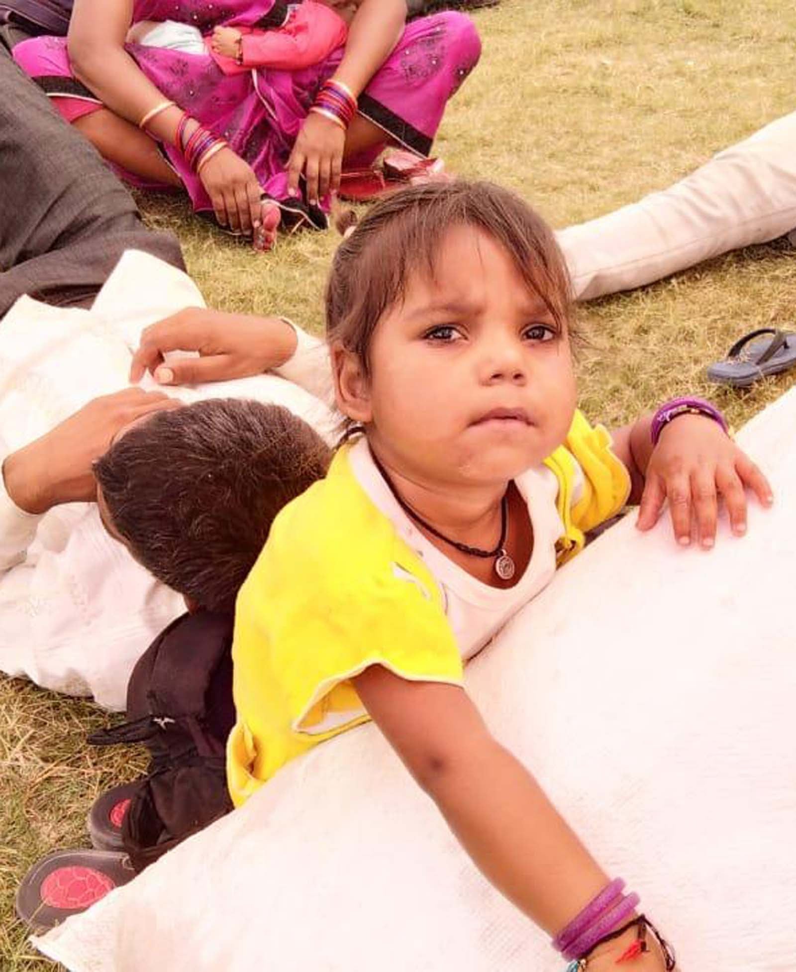 शामली में झिंझाना के अहमदगढ़ शेल्टर हाउस से घर जाने का इंतजार करती बच्ची। शामली में झिंझाना के अहमदगढ़ शेल्टर हाउस से घर जाने का इंतजार करती बच्ची।