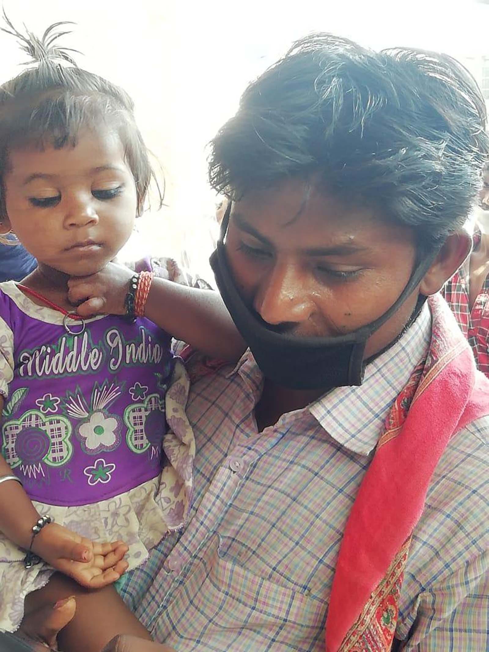 शामली रोडवेज बस स्टैंड पर स्क्रीनिंग के बाद कागजी कार्रवाई पूरी कराता युवक और उसकी बेटी। गर्मी म? शामली रोडवेज बस स्टैंड पर स्क्रीनिंग के बाद कागजी कार्रवाई पूरी कराता युवक और उसकी बेटी। गर्मी म?
