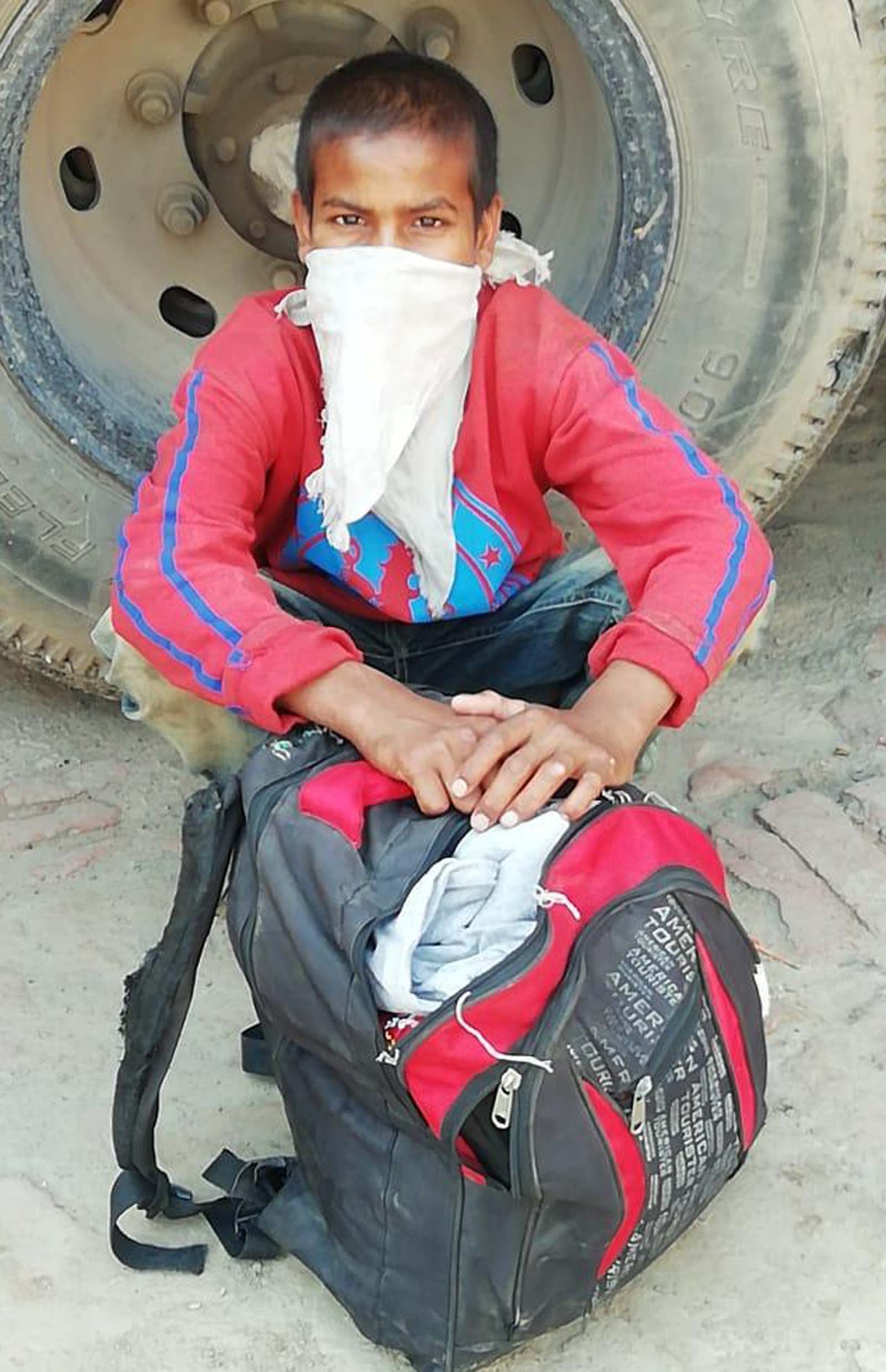 शामली बस स्टेंड पर बैठा प्रवासी श्रमिक। शामली बस स्टेंड पर बैठा प्रवासी श्रमिक।