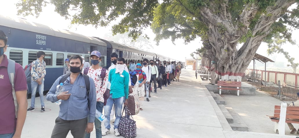 सरायमीर रेलवे स्टेशन पर लुधियाना से आए प्रवासी श्रमिक।