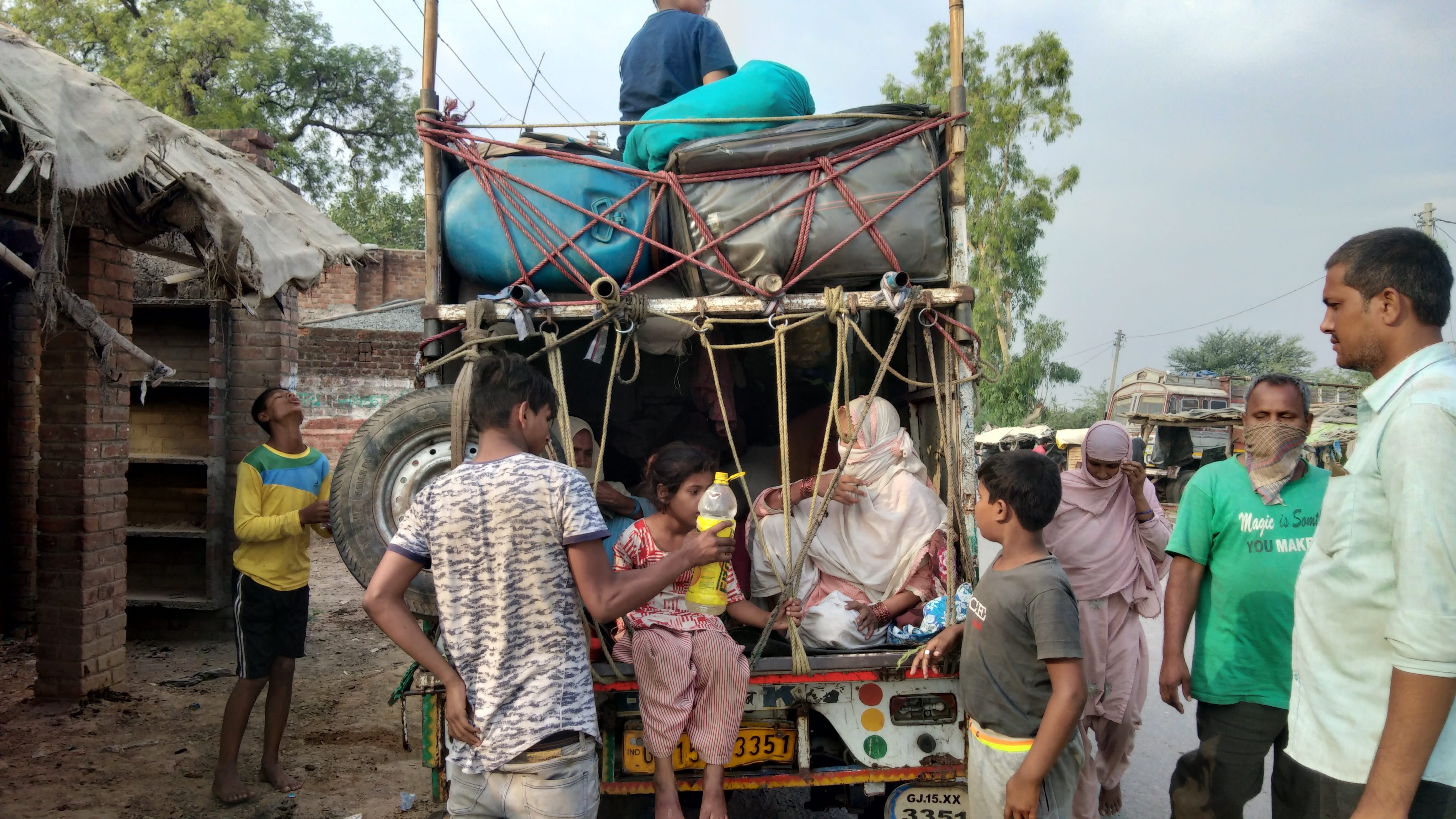 गुजरात के जिला वापी से लौटकर लोडर में भरकर फर्रुखाबाद जाते लोग