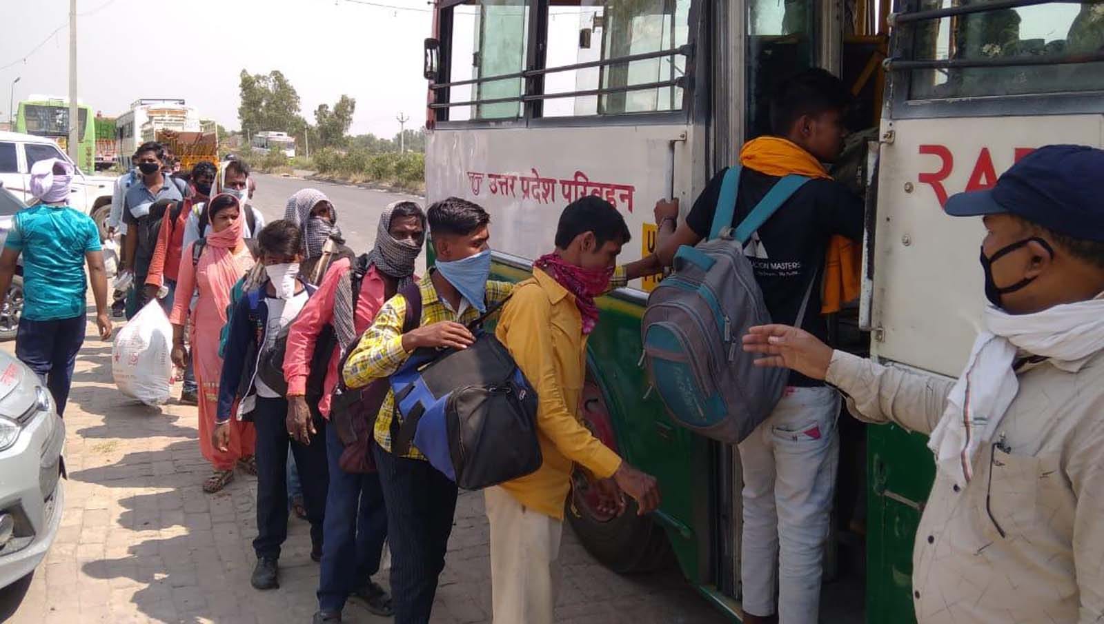 शामली में झिंझाना के शेल्टर हाउस के बाहर बसों में चढ़ते श्रमिक। शामली में झिंझाना के शेल्टर हाउस के बाहर बसों में चढ़ते श्रमिक।