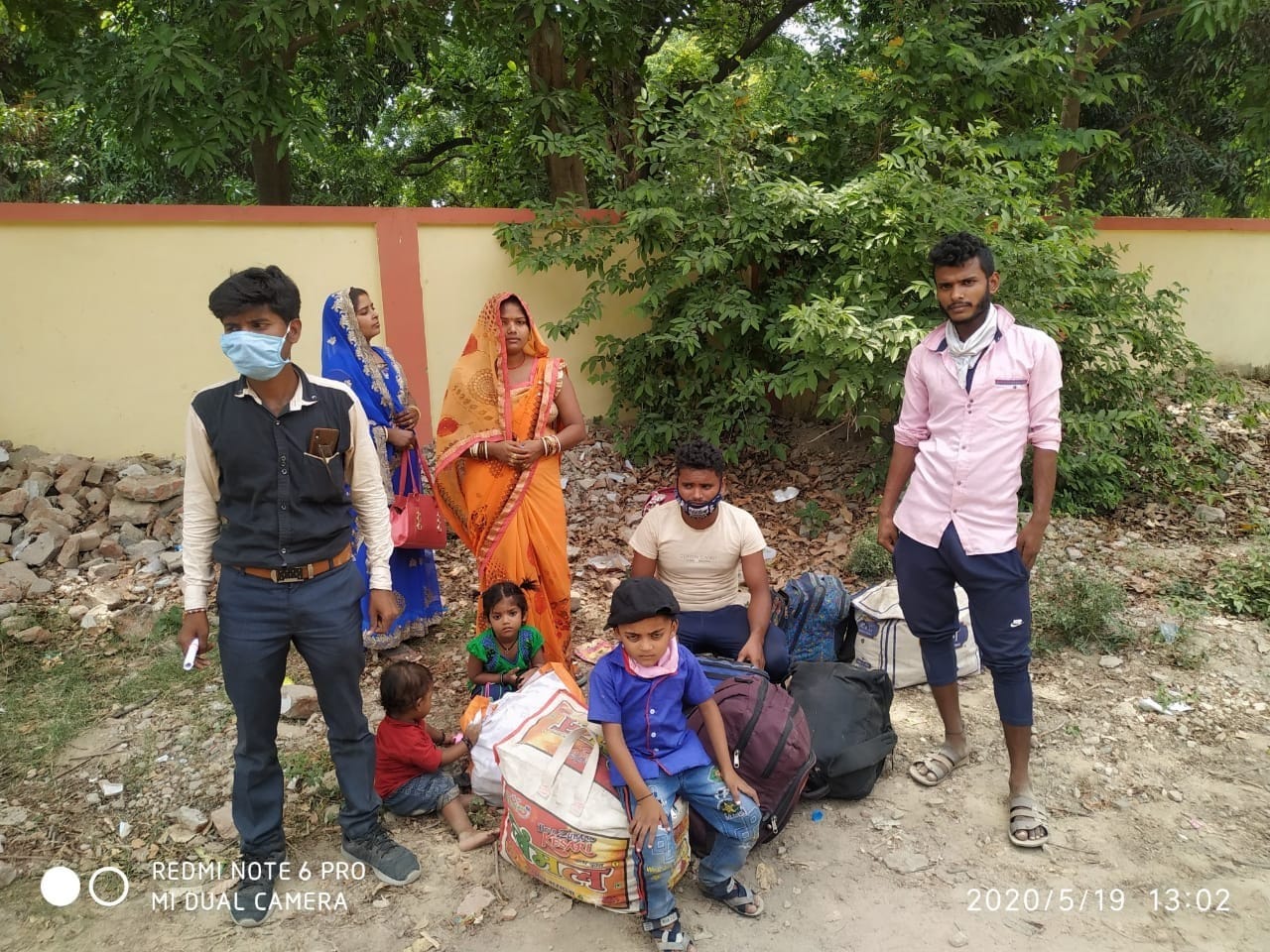 5- बदलापुर में सड़क के किनारे बैठा दूसरे प्रदेश से आया पुष्पेन्द्र सरोज का परिवार। 5- बदलापुर में सड़क के किनारे बैठा दूसरे प्रदेश से आया पुष्पेन्द्र सरोज का परिवार।