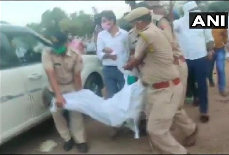 कांग्रेस प्रदेश अध्यक्ष को उठाकर ले जाती पुलिस