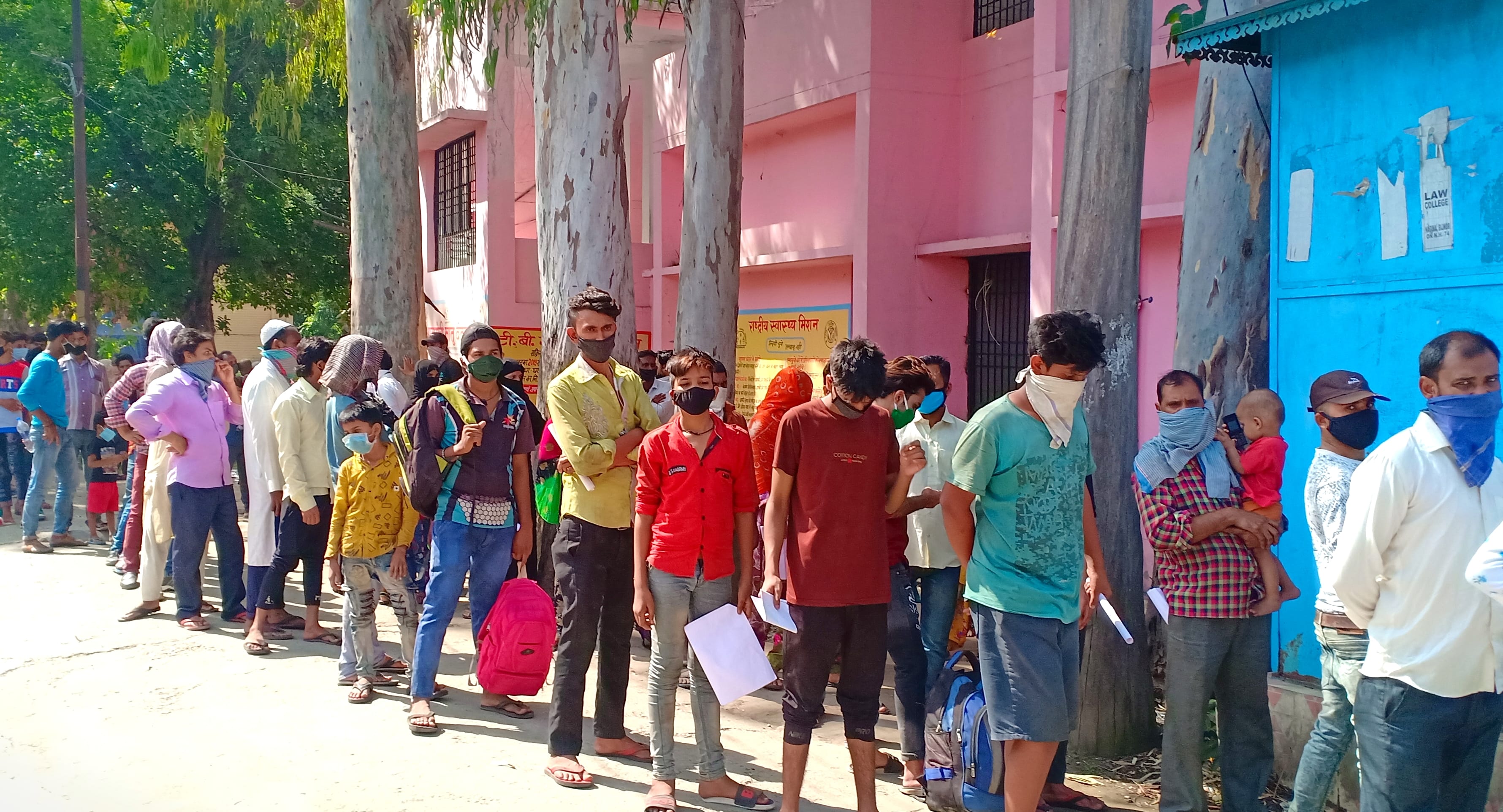 नगीना के सामुदायिक स्वास्थ्य केंद्र पर महाराष्ट्र व अन्य राज्यों से स्वास्थ्य परीक्षण के लिए पह नगीना के सामुदायिक स्वास्थ्य केंद्र पर महाराष्ट्र व अन्य राज्यों से स्वास्थ्य परीक्षण के लिए पह