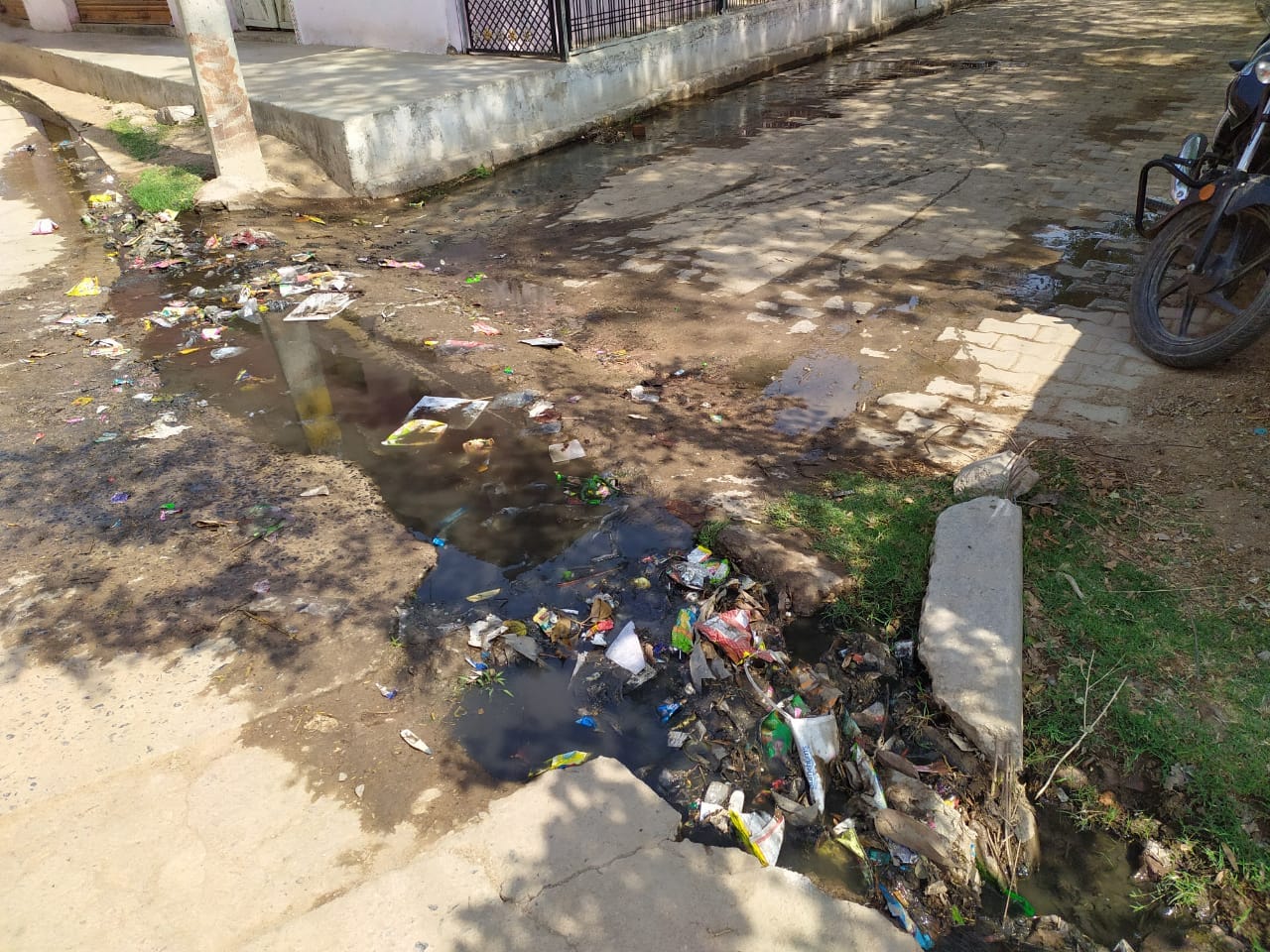 पतरूआ माता मंदिर के पास सड़क पर फैल रहा नाली का पानी