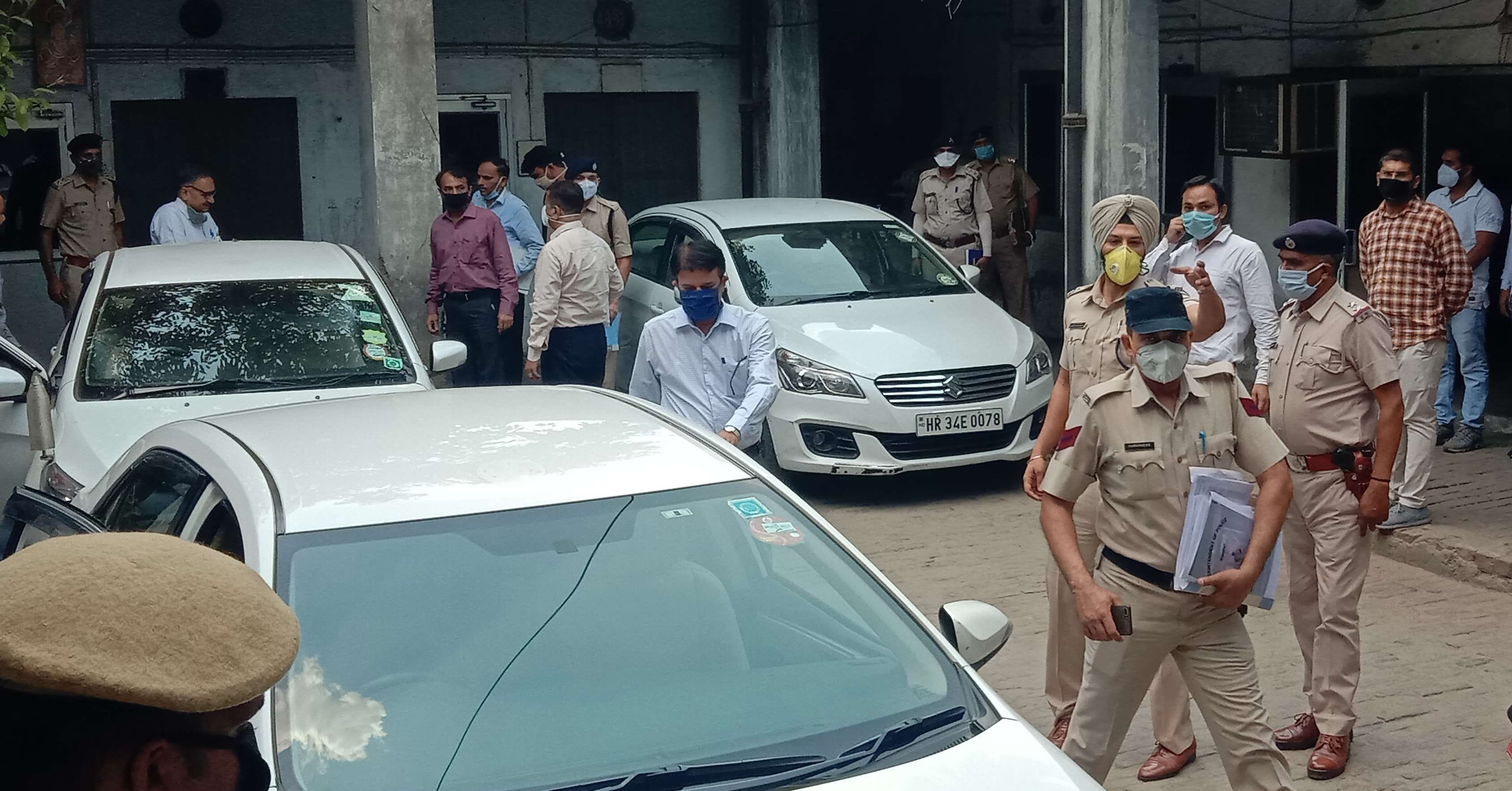 सोनीपत के आबकारी विभाग के कार्यालय में जांच करने पहुंची एसईटी।