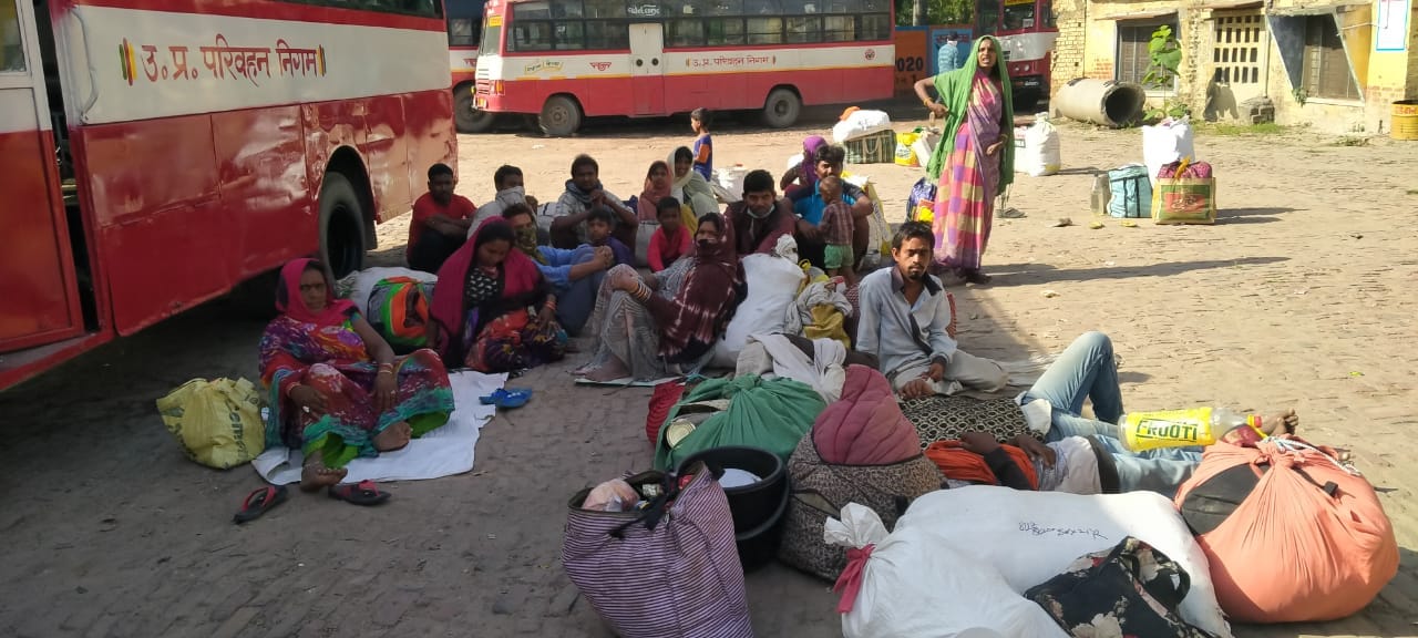 धामपुर में रोडवेज बस डिपो के बाहर डेरा जमाए मध्यप्रदेश के कामगार।