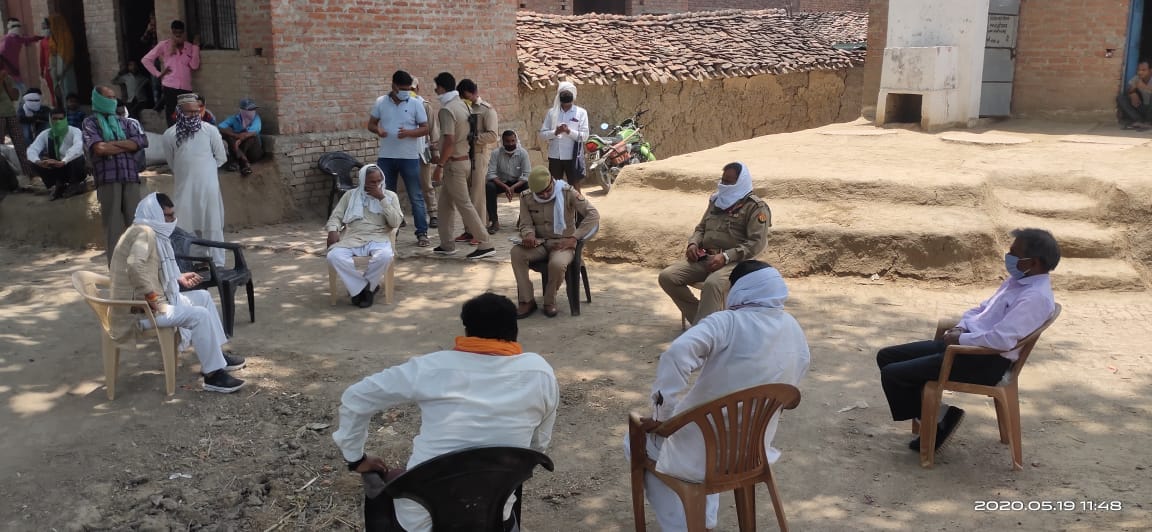 मृतका के परिवार से बात करते एसडीएम मृतका के परिवार से बात करते एसडीएम