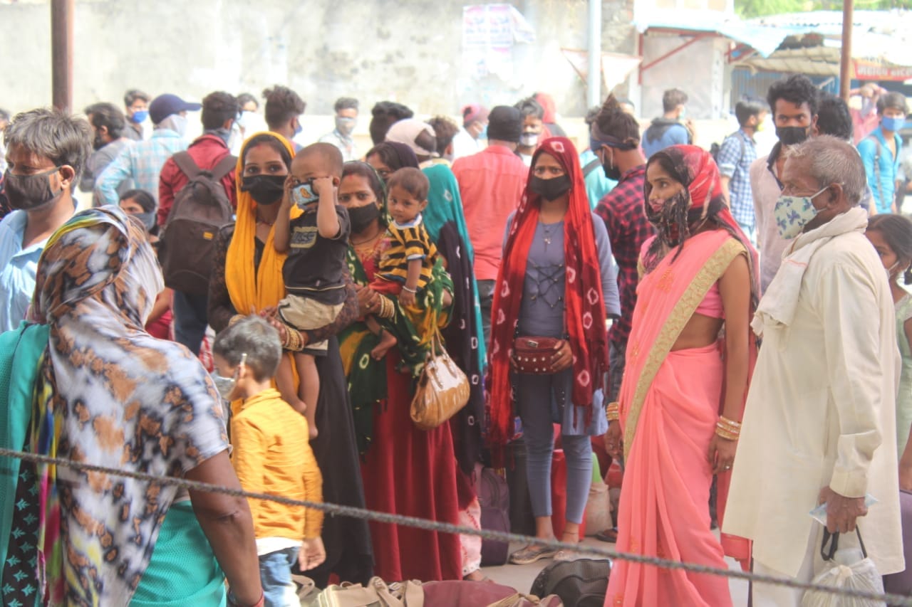 रोडवेज पर पहुंचे प्रवासी बसों का इंतजार करते हुए। रोडवेज पर पहुंचे प्रवासी बसों का इंतजार करते हुए।
