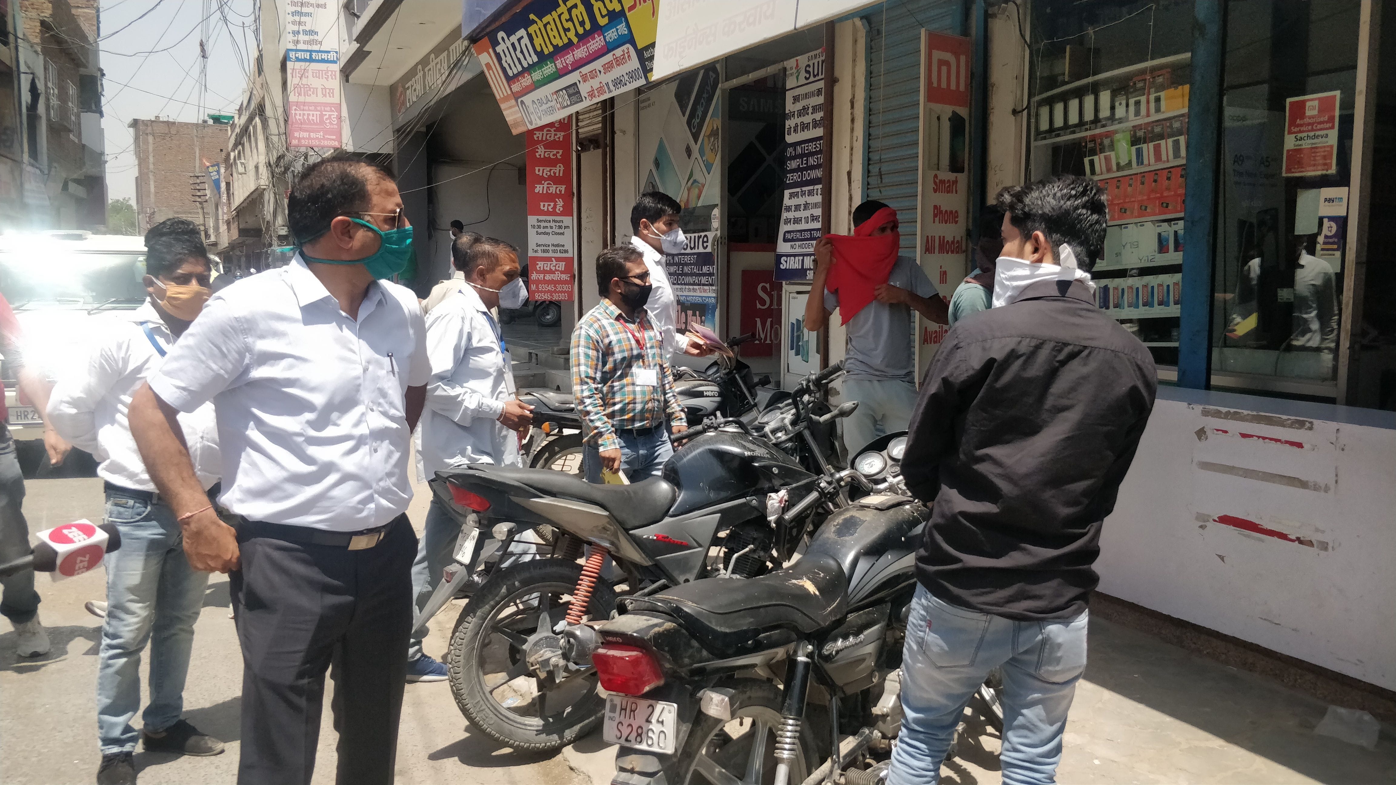 दुकान के बाहर दो पहिया वाहन पार्किंग व सामाजिक दूरी का पालन न करने पर चालान के निर्देश देते एसडीए? दुकान के बाहर दो पहिया वाहन पार्किंग व सामाजिक दूरी का पालन न करने पर चालान के निर्देश देते एसडीए?