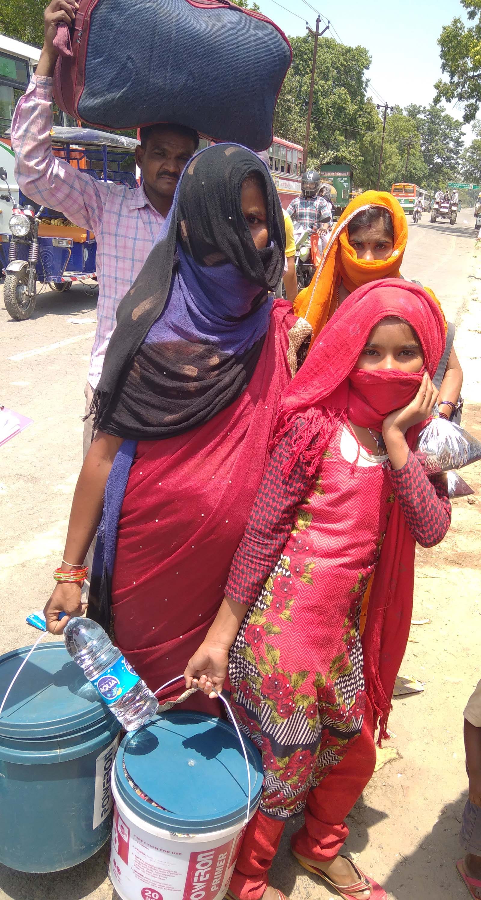 कैराना में बनाए गए शैल्टर हाउस में हरियाणा से पहुंची महिला हाथ में सामान लिए हुए। कैराना में बनाए गए शैल्टर हाउस में हरियाणा से पहुंची महिला हाथ में सामान लिए हुए।