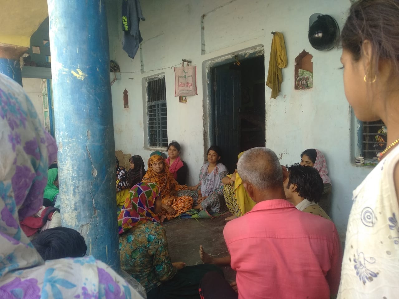 एट में रोते बिलखते परिजन एट में रोते बिलखते परिजन