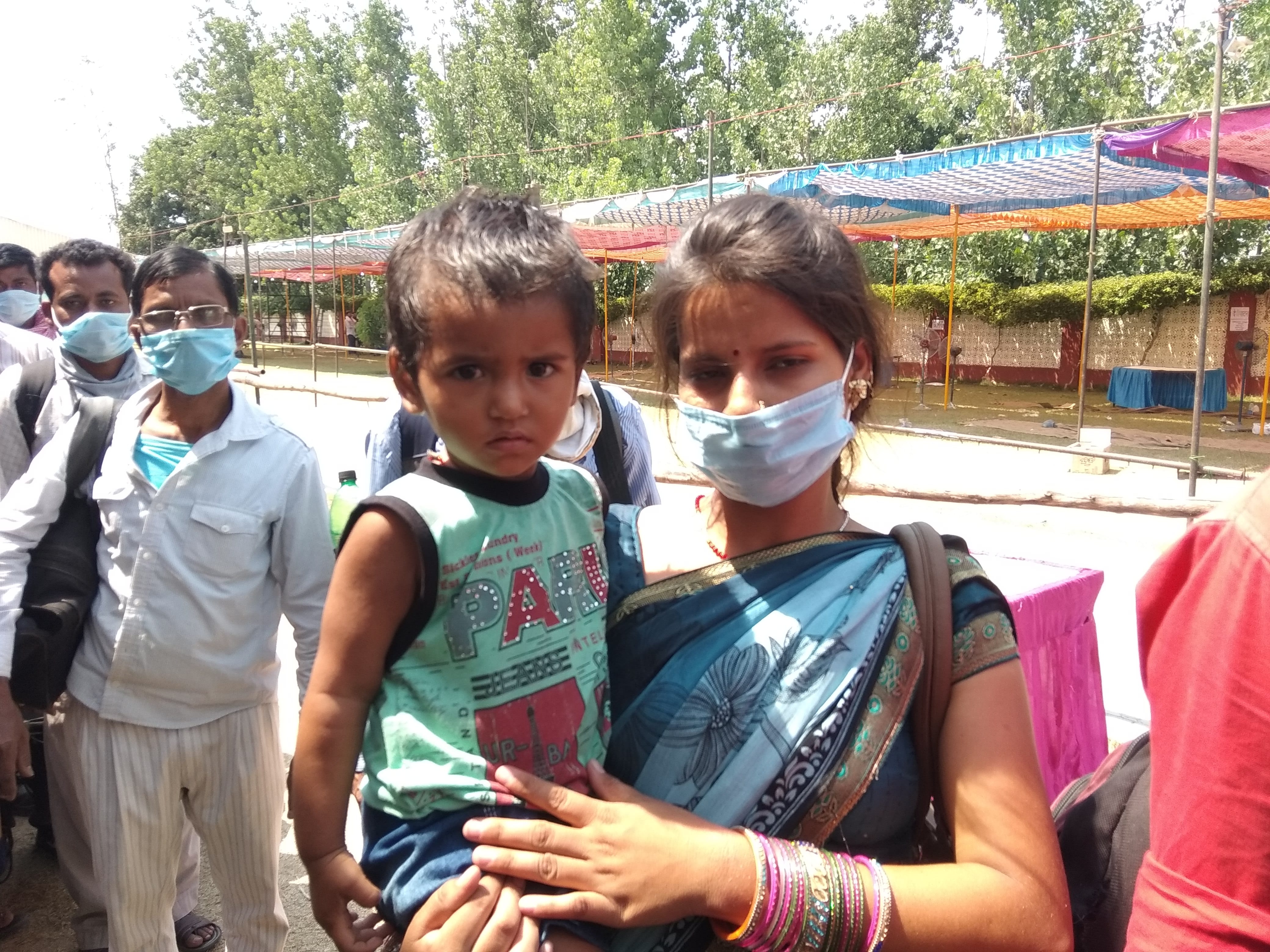 ैराना में शेल्टर होम पर तेज गर्मी में अपनी बच्ची को गोद में उठाए चलती बस्ती निवासी महिला ैराना में शेल्टर होम पर तेज गर्मी में अपनी बच्ची को गोद में उठाए चलती बस्ती निवासी महिला