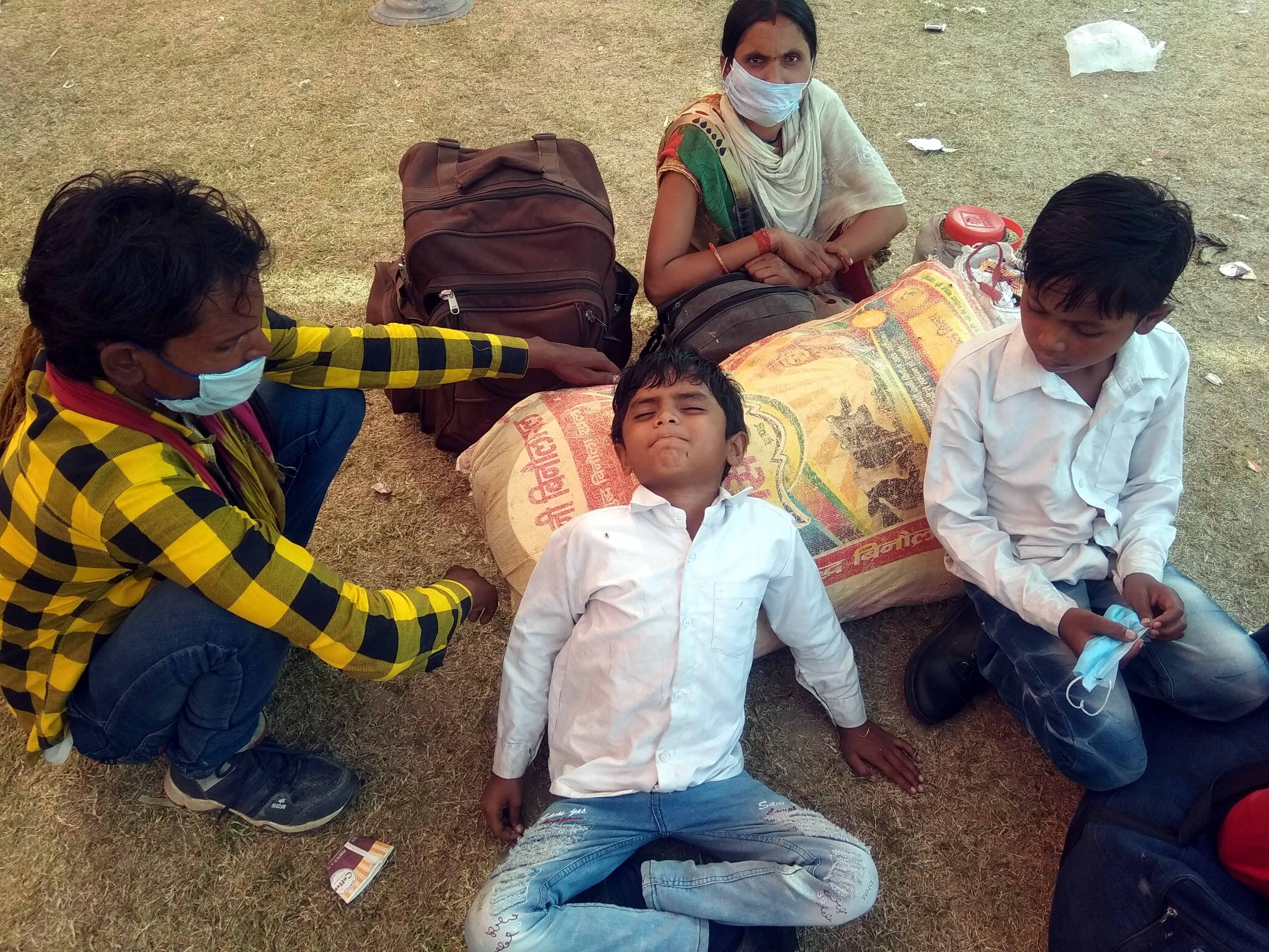 ैराना में शेल्टर होम पर थकान होने पर जमीन पर रखे बेग पर सोया झांसी निवासी श्रमिक परिवार का मासूम ैराना में शेल्टर होम पर थकान होने पर जमीन पर रखे बेग पर सोया झांसी निवासी श्रमिक परिवार का मासूम