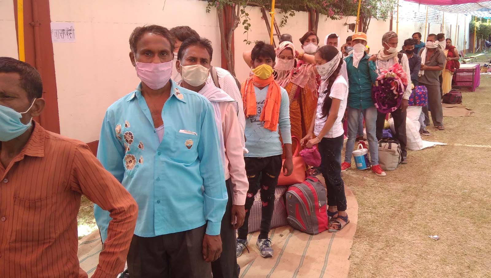 शामली: कैराना के राधा स्वामी सत्संग भवन में बनाए गए शेल्टर हाउस में पंजीकरण कराने को खडे श्रमिक। शामली: कैराना के राधा स्वामी सत्संग भवन में बनाए गए शेल्टर हाउस में पंजीकरण कराने को खडे श्रमिक।