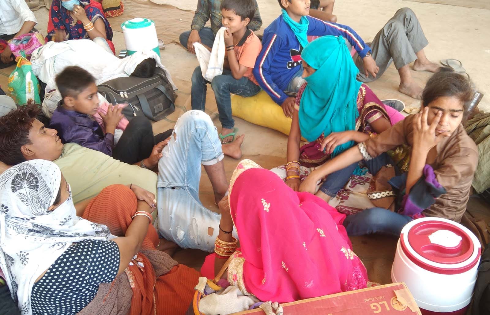 ैराना के राधा स्वामी सत्संग भवन में सैकडों किलोमीटर पैदल यात्रा करने के बाद आराम करते श्रमिक। ैराना के राधा स्वामी सत्संग भवन में सैकडों किलोमीटर पैदल यात्रा करने के बाद आराम करते श्रमिक।