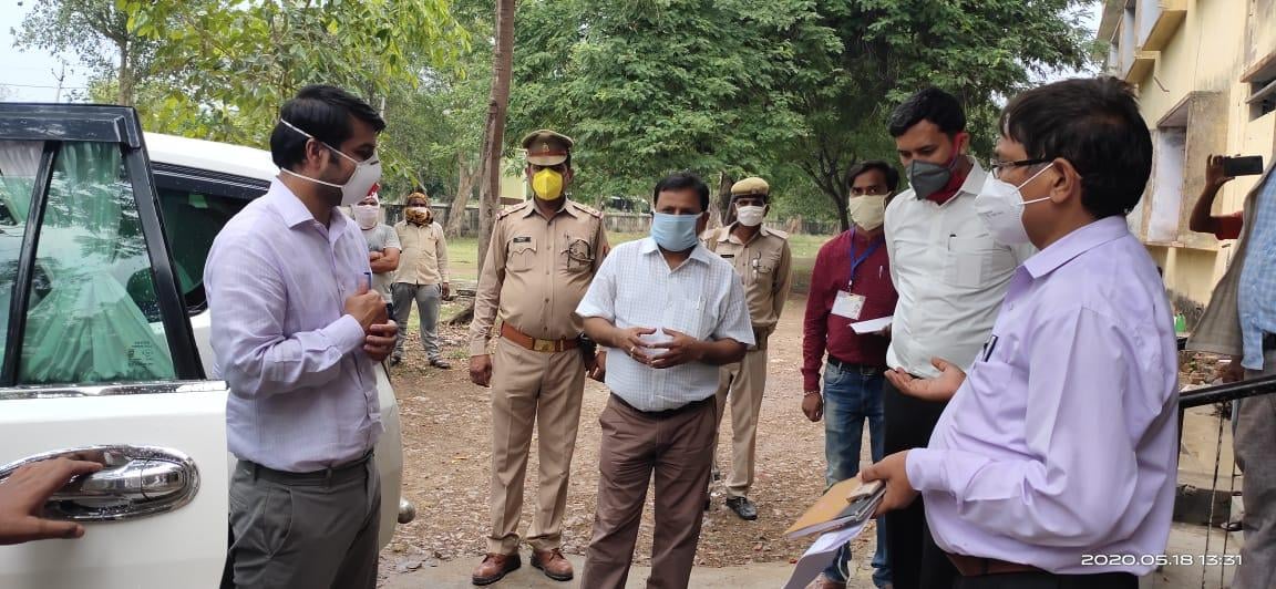 जालौन में स्वामी विवेकानंद स्कूल में सेंटर का निरीक्षण करते डीएम मन्नान  अख्तर