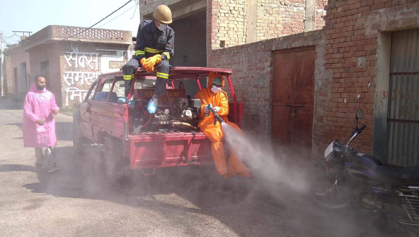 शामली के हॉट स्पॉट क्षेत्र सलेक विहार को सैनेटाईज करते दमकल कर्मचारी।