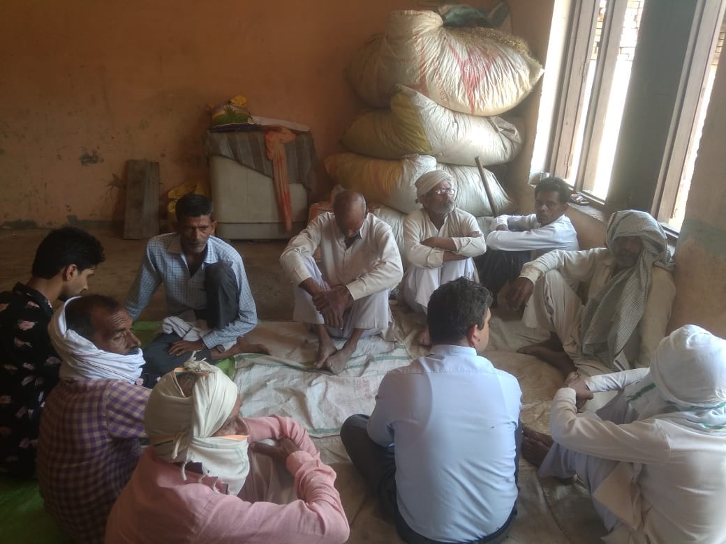 नकुड़ के गांव भगवानपुर में शोकाकुल परिजन