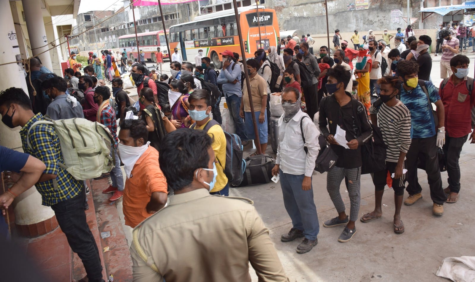 रोडवेज पर स्वास्थ्य परीक्षण के लिए खड़े यात्री। रोडवेज पर स्वास्थ्य परीक्षण के लिए खड़े यात्री।