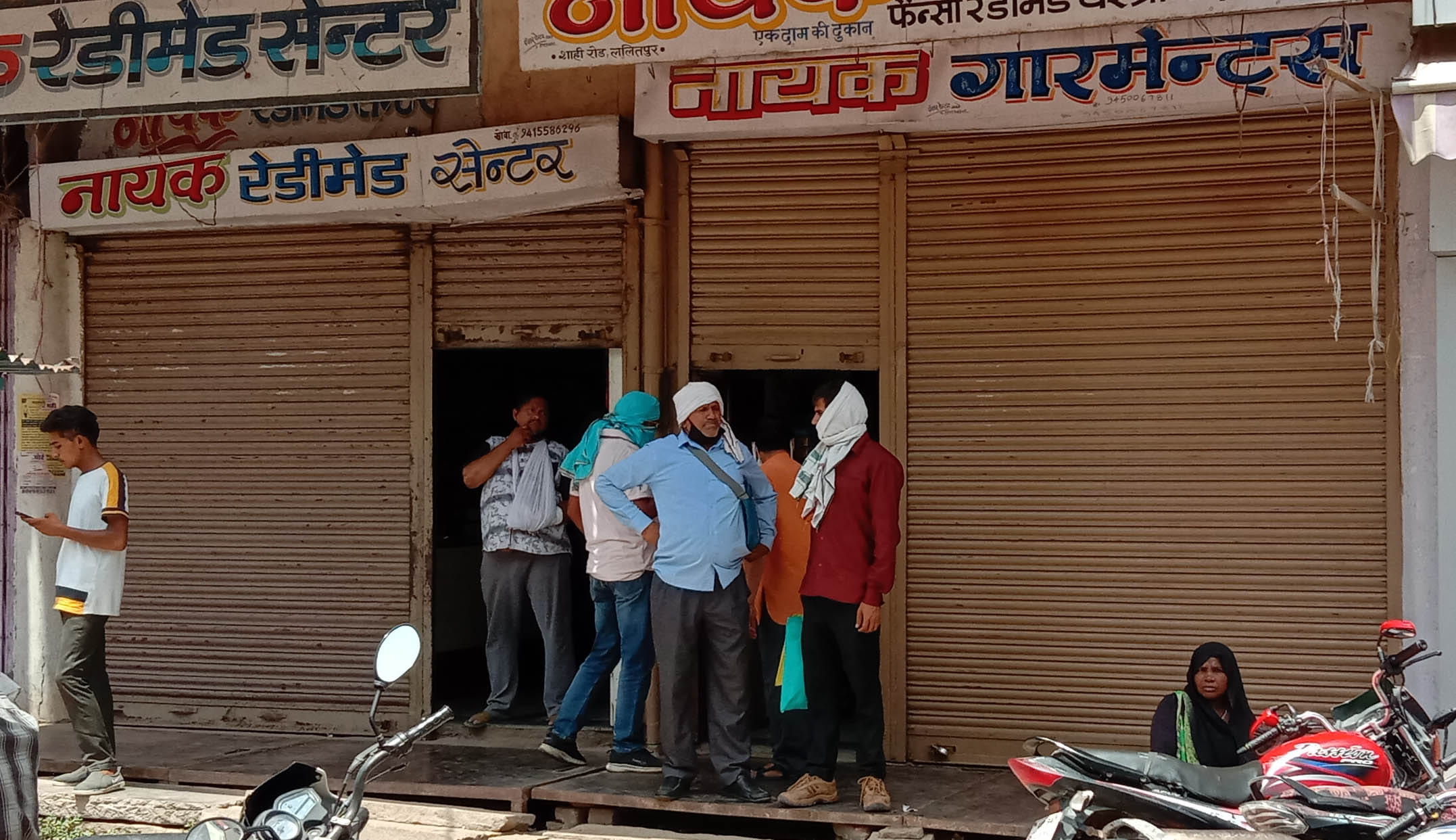 महावीर प्याऊ के पास आधी शटर खोल कर दुकानदारी करते दुकानदार महावीर प्याऊ के पास आधी शटर खोल कर दुकानदारी करते दुकानदार