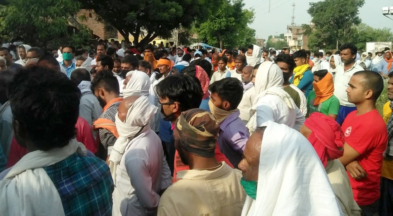 23- बक्सा क्षेत्र के हैदरपुर गांव में भाजपा नेता दिवंगत राजमणि सिंह के आवास पर जुटे लोग। 23- बक्सा क्षेत्र के हैदरपुर गांव में भाजपा नेता दिवंगत राजमणि सिंह के आवास पर जुटे लोग।