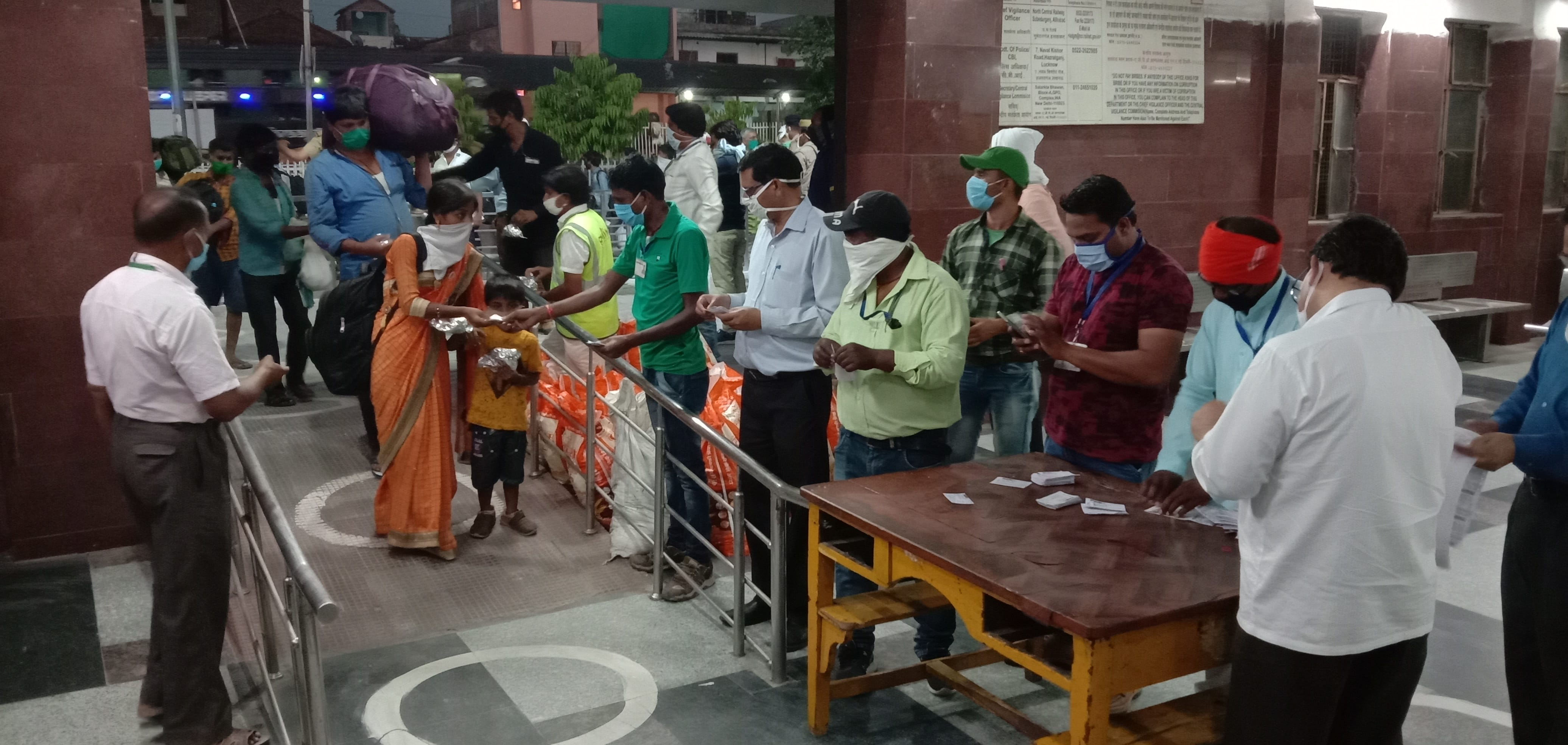 ट्रेन से जाने वाले प्रवासी एक- एक कर चेकिंग के बाद स्टेशन पहुंचे। ट्रेन से जाने वाले प्रवासी एक- एक कर चेकिंग के बाद स्टेशन पहुंचे।