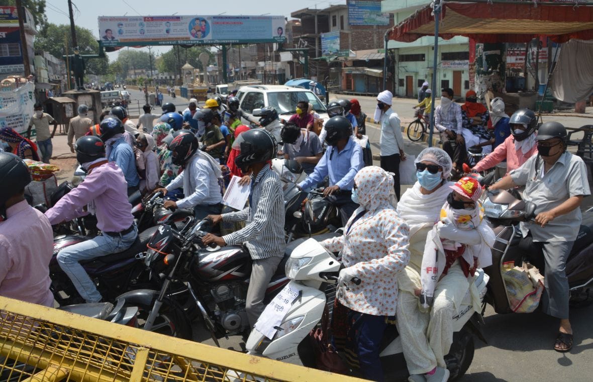 दोपहर में सुभाष तिराहे पर निकलती वाहनों की भीड़ के दौरान लगा जाम ओर जाम में फसें वाहन