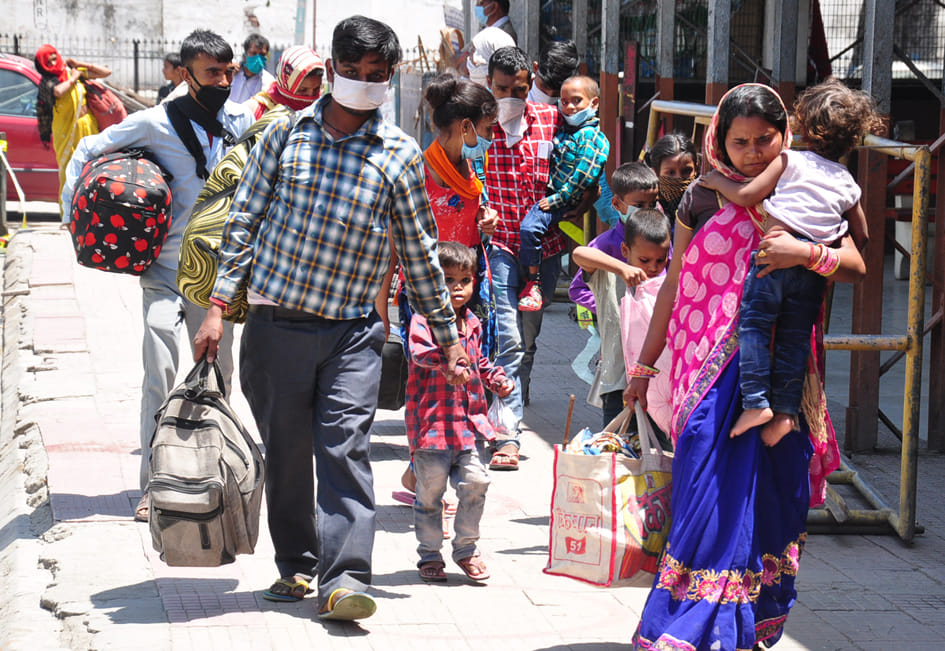 सहारनपुर रेलवे स्टेशन से श्रमिक स्पेशल ट्रेन पकड़ने जाते श्रमिक के परिवार सहारनपुर रेलवे स्टेशन से श्रमिक स्पेशल ट्रेन पकड़ने जाते श्रमिक के परिवार