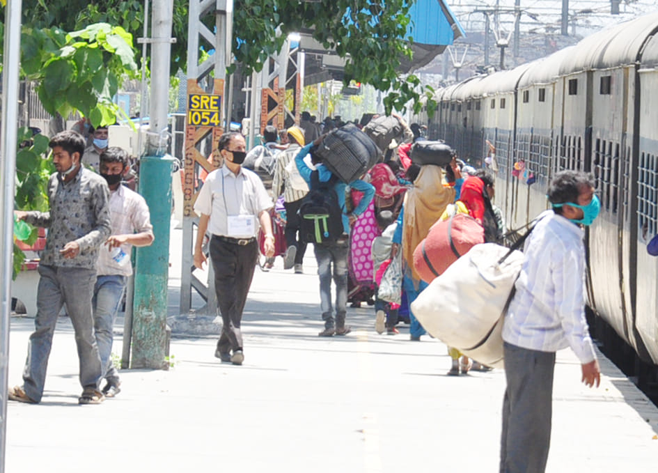 सहारनपुर रेलवे स्टेशन से श्रमिक स्पेशल ट्रेन पकड़ते श्रमिको के परिवार सहारनपुर रेलवे स्टेशन से श्रमिक स्पेशल ट्रेन पकड़ते श्रमिको के परिवार