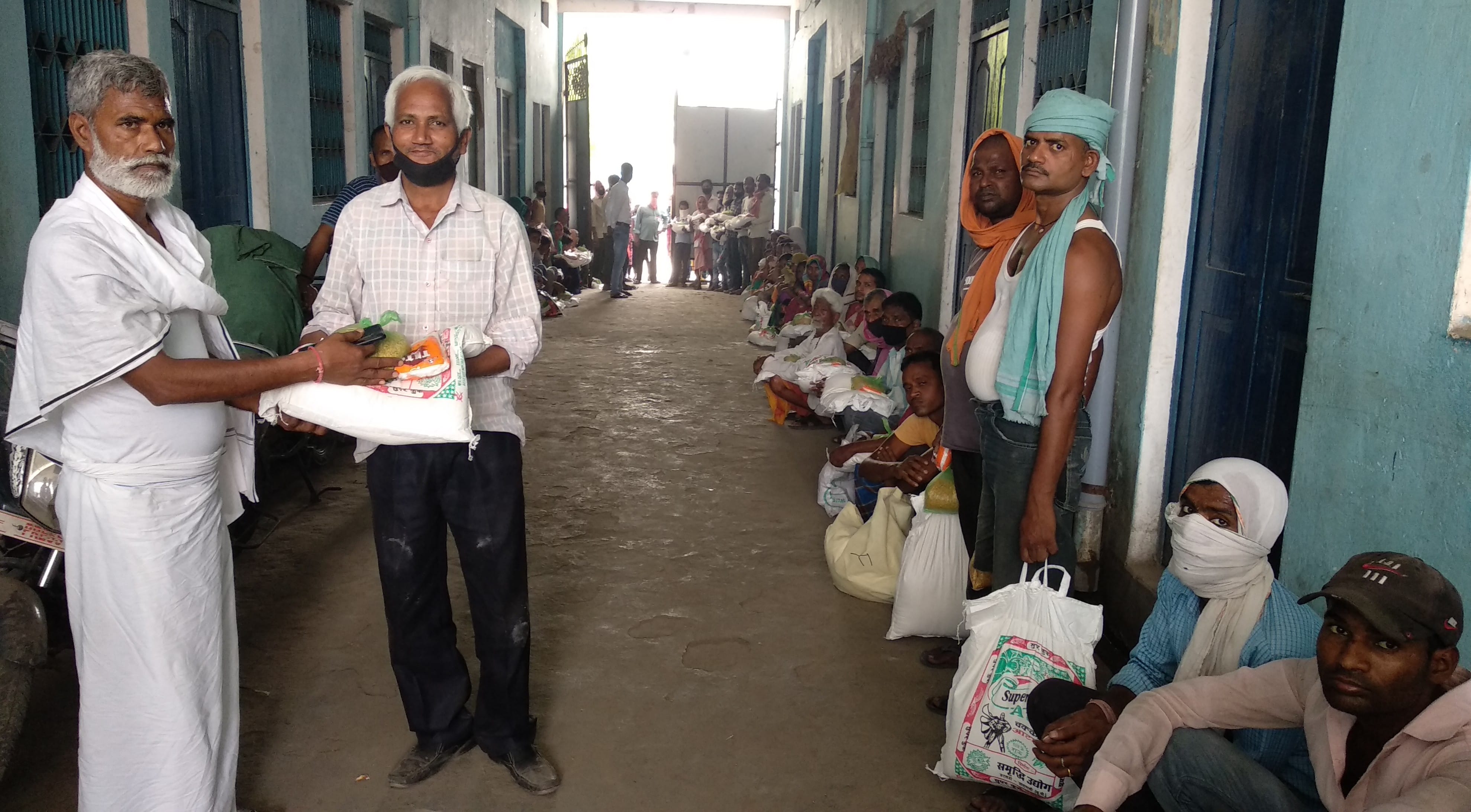पड़ाव के जलीलपुर में जरूरतमंदों में खाद्य सामग्री वितरित करते प्रधान सोहनलाल पटेल। पड़ाव के जलीलपुर में जरूरतमंदों में खाद्य सामग्री वितरित करते प्रधान सोहनलाल पटेल।