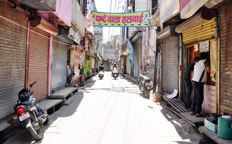 सहारनपुर में लॉकडाउन के दौरान बंद पड़ा मिठाई बाजार पर खुली रही शराब की दुकान सहारनपुर में लॉकडाउन के दौरान बंद पड़ा मिठाई बाजार पर खुली रही शराब की दुकान