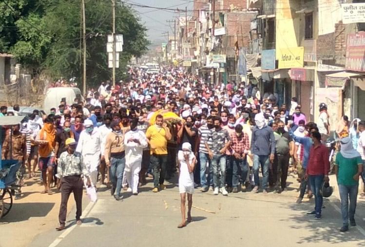 रामपुर : शिवसेना नेता अनुराग शर्मा की शवयात्रा में उमड़ी भारी भीड़ शिवसेना नेता अनुराग शर्मा की शवयात्रा में उमड़ी भीड़