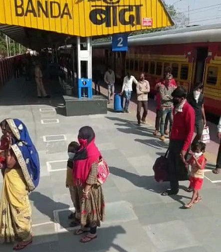 सूरत से आई 9वीं ट्रेन में 1699 मजदूर आए विशेष ट्रेन से बांदा आए प्रवासी मजदूर।