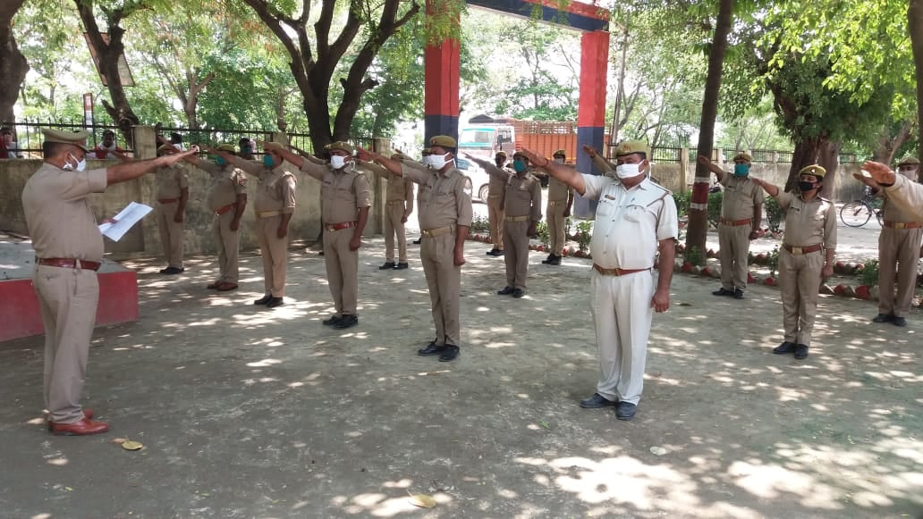 थानों पर आतंकवाद विरोधी दिवस के अंतर्गत आतंकवाद से डटकर मुकाबला करने के लिए शपथ ग्रहण करती पुलिस? थानों पर आतंकवाद विरोधी दिवस के अंतर्गत आतंकवाद से डटकर मुकाबला करने के लिए शपथ ग्रहण करती पुलिस?