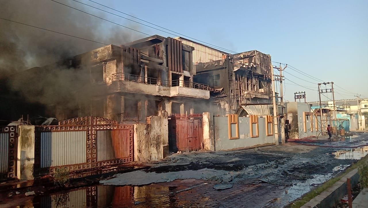 नाथूपुर औद्योगिक क्षेत्र में आग से जली फैक्टरी।