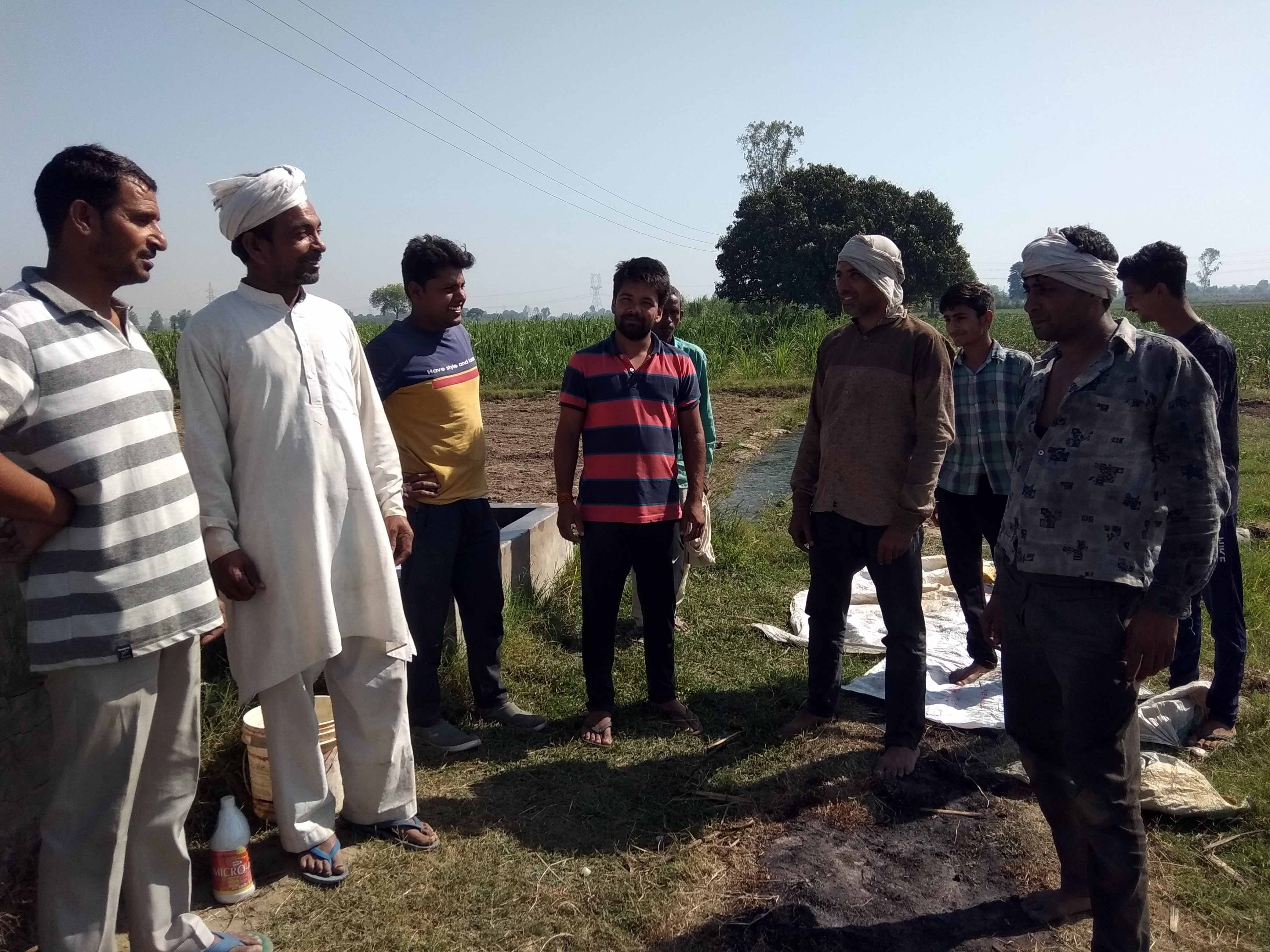 कैराना के जगनपुर में घटना की जानकारी देते आसपास के खेतों के किसान कैराना के जगनपुर में घटना की जानकारी देते आसपास के खेतों के किसान