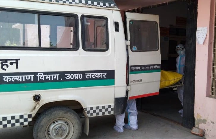 मृतक कोरोना संदिग्ध मरीज को आईसोलेशन वार्ड से निकालते स्वास्थ्यकर्मी।