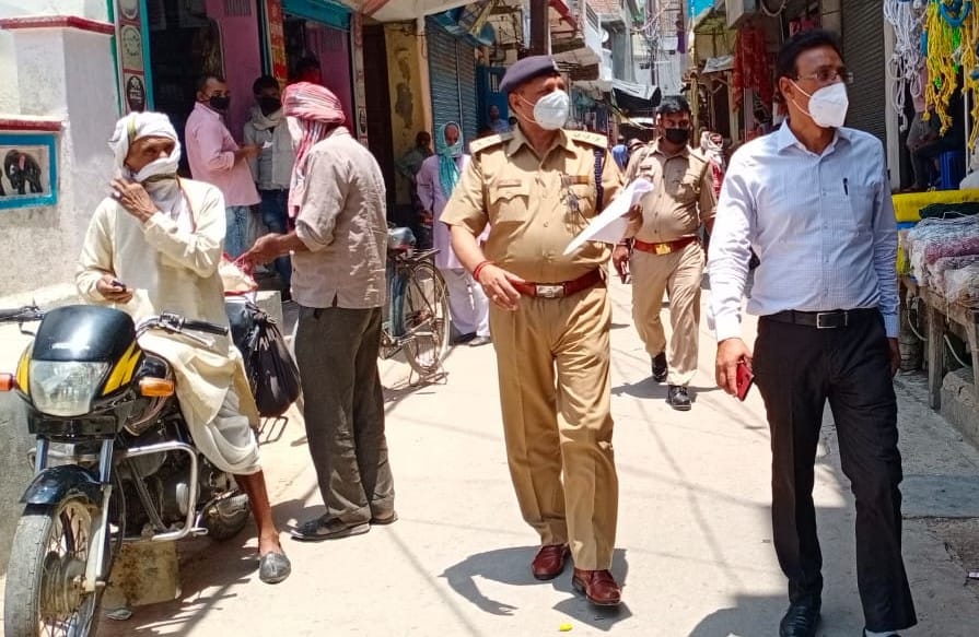 अतरौलिया में दुकानों की जांच करते उपजिलाधिकारी दिनेश कुमार मिश्र और क्षेत्राधिकारी शीतला प्रस? अतरौलिया में दुकानों की जांच करते उपजिलाधिकारी दिनेश कुमार मिश्र और क्षेत्राधिकारी शीतला प्रस?