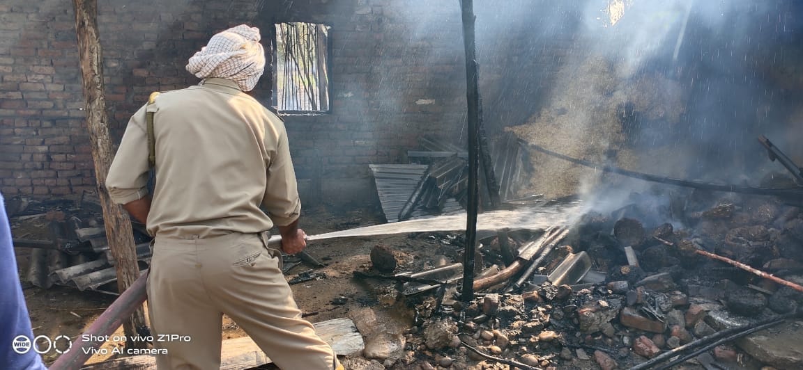 बेहट के शफीपुर में आग बुझाता फायर ब्रिगेड कर्मी बेहट के शफीपुर में आग बुझाता फायर ब्रिगेड कर्मी