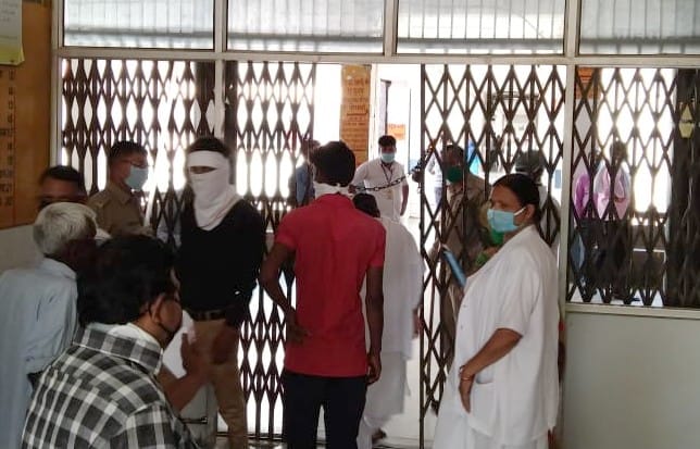 कोरोना संदिग्ध मरीज की मौत के बाद बंद किया गया अस्पताल का गेट।