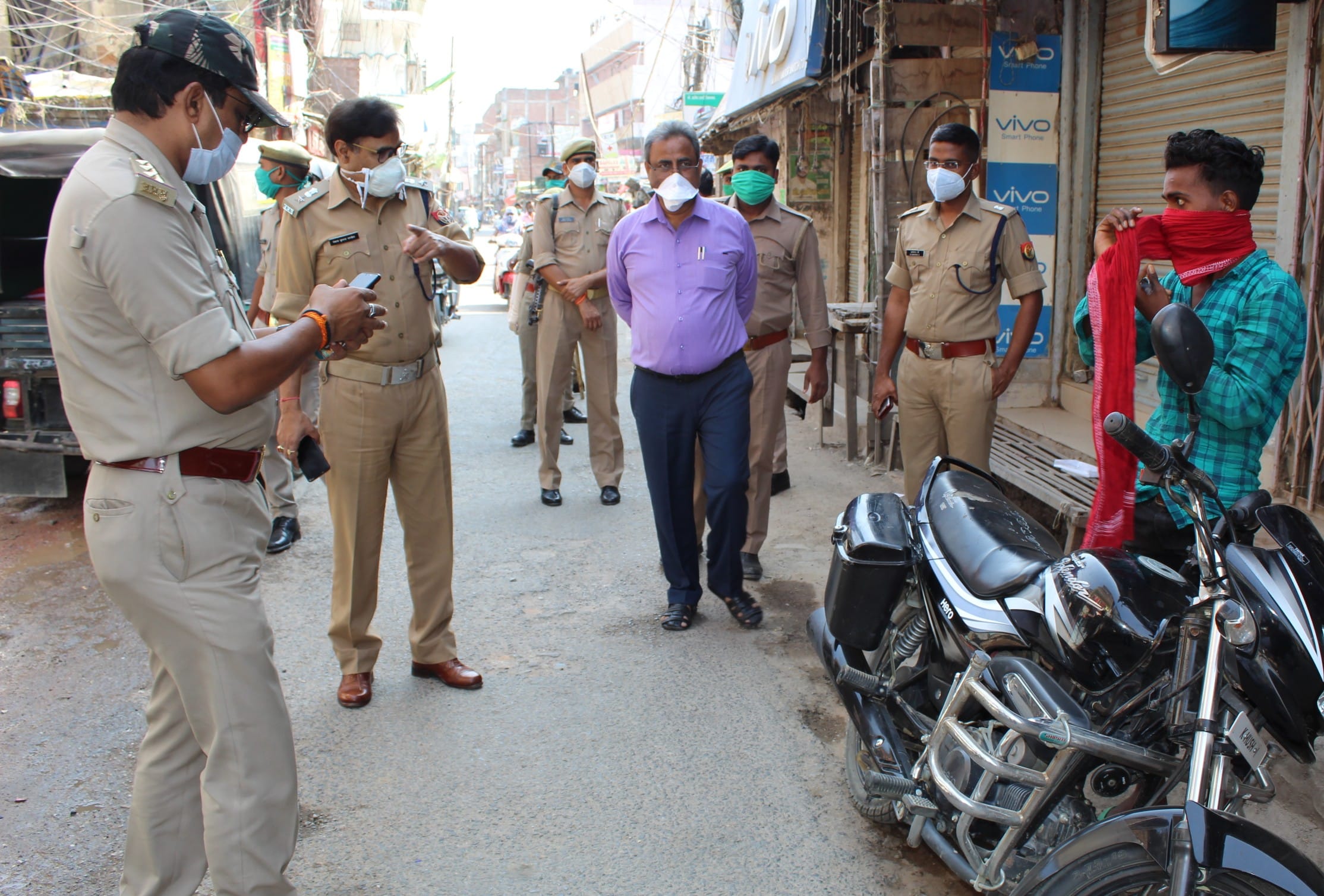 शहर क्षेत्र में बिना मास्क के जा रहे युवक को रोककर चेतावनी देती पुलिस। शहर क्षेत्र में बिना मास्क के जा रहे युवक को रोककर चेतावनी देती पुलिस।