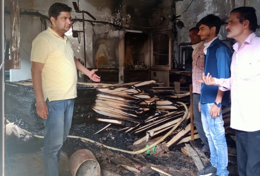 नजीबाबाद में दरवाजा बनाने के कारखाने में अग्निकांड की जानकारी देते रोशन बिलाल। नजीबाबाद में दरवाजा बनाने के कारखाने में अग्निकांड की जानकारी देते रोशन बिलाल।