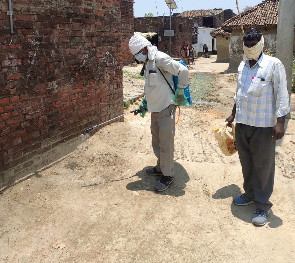 इलिया के बेन में दवा का छिड़काव करते ब्लाककर्मी।