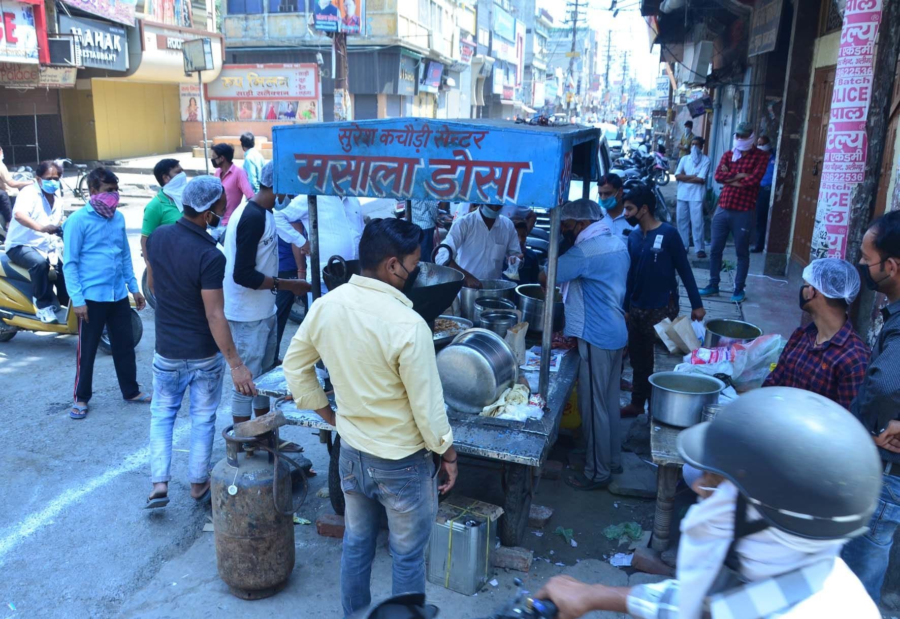 रेलवे रोड़ सुरेश कचौड़ी भंडार के यहां सुबह कचौड़ी लेने के लिये लगी भीड़। रेलवे रोड़ सुरेश कचौड़ी भंडार के यहां सुबह कचौड़ी लेने के लिये लगी भीड़।