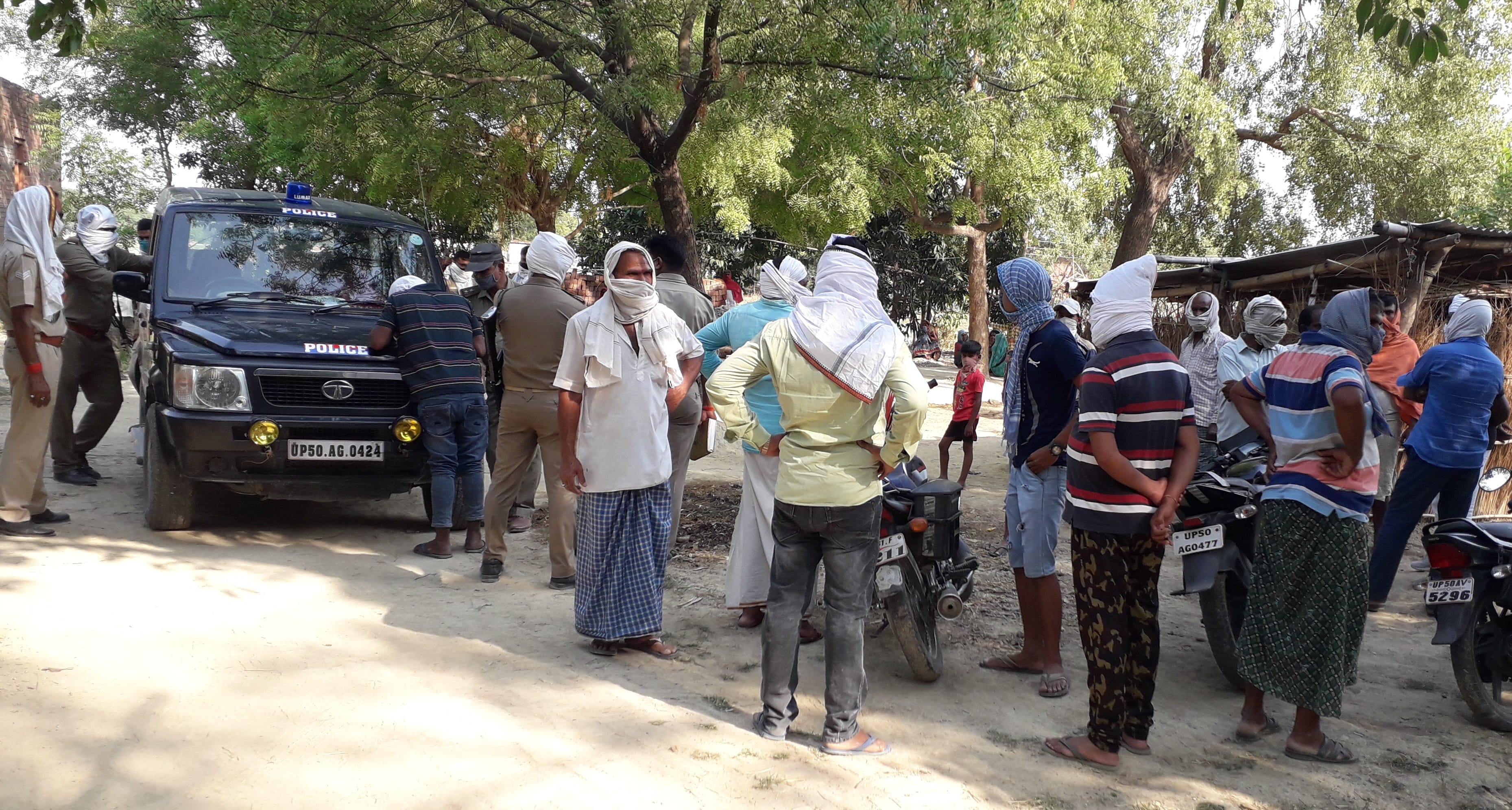 देवगांव कोतवाली क्षेत्र के खनियरा कूड़ेभार में युवक की मौत के बाद पुलिस और ग्रामीणों की भीड़। देवगांव कोतवाली क्षेत्र के खनियरा कूड़ेभार में युवक की मौत के बाद पुलिस और ग्रामीणों की भीड़।