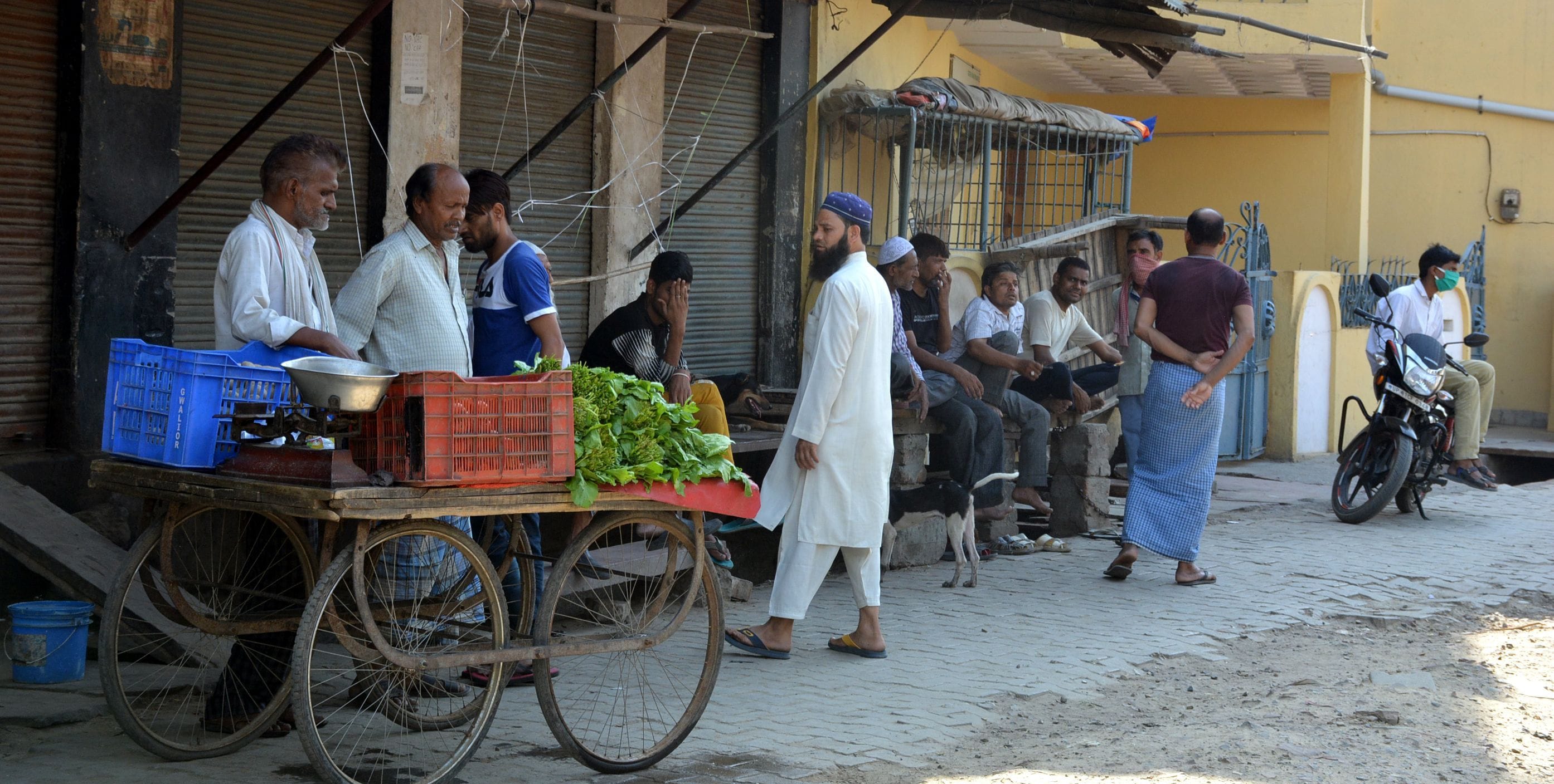 सासनी गेट थाना क्षेत्र कासिम नगर में नहीं खुला बाजार। सासनी गेट थाना क्षेत्र कासिम नगर में नहीं खुला बाजार।