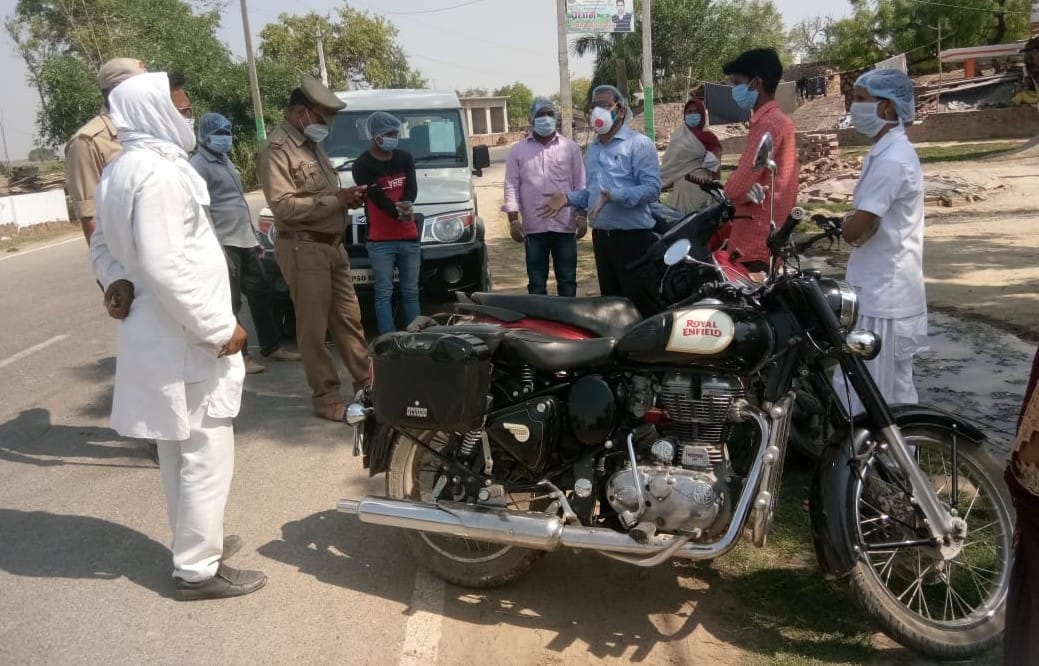 कोरोना का मरीज मिलने पर जहानागंज के नरेहथा गांव सेनेटाईज करने पहुंची स्वास्थ्य विभाग की टीम। कोरोना का मरीज मिलने पर जहानागंज के नरेहथा गांव सेनेटाईज करने पहुंची स्वास्थ्य विभाग की टीम।